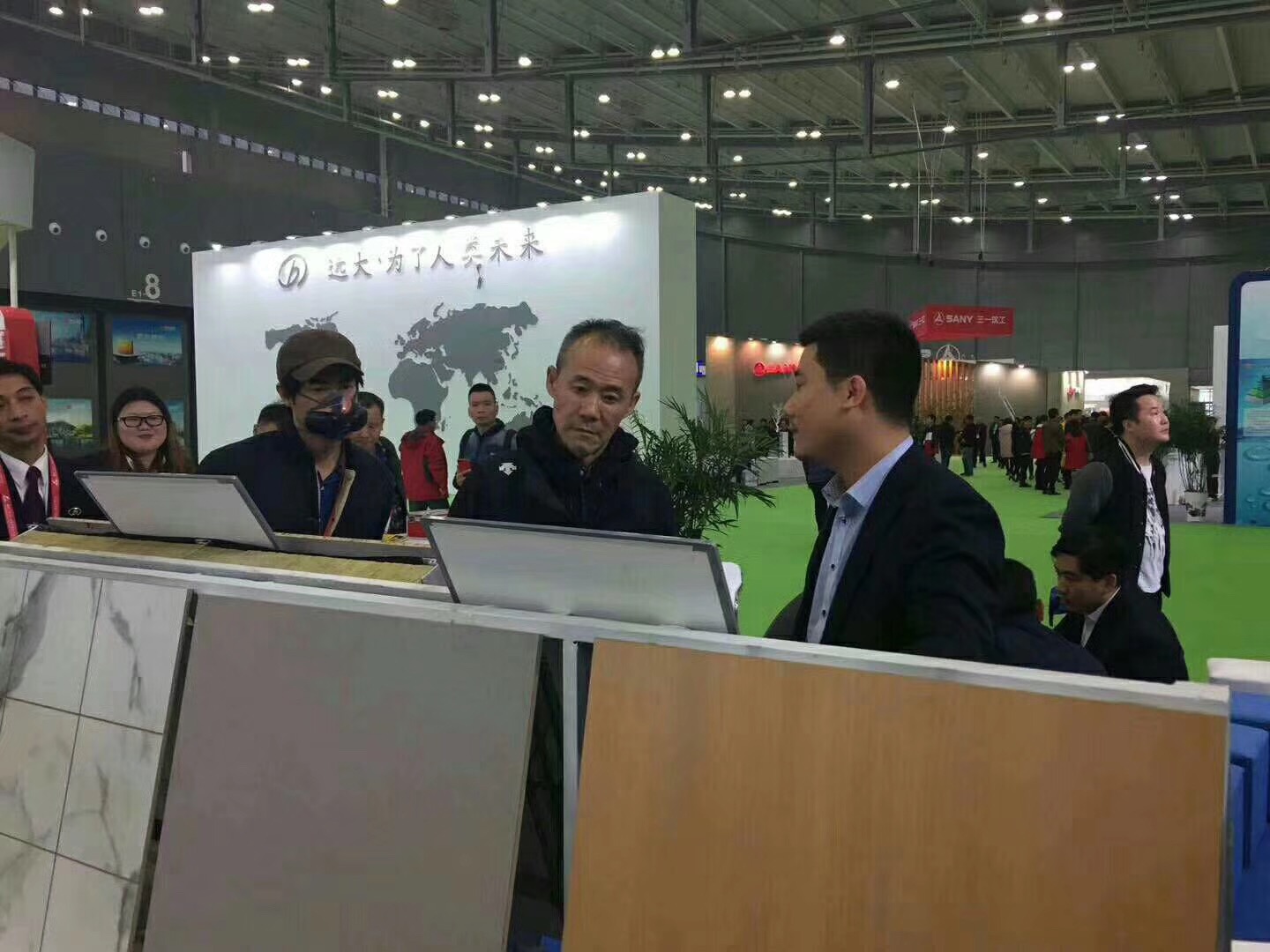 万科集团创始人王石认真参观汉德邦CCA系列产品
