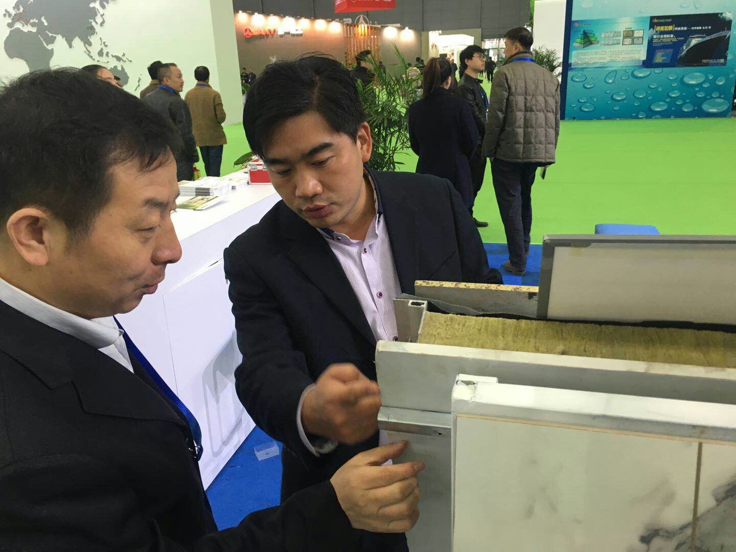 我司工作人员与客户现场交流