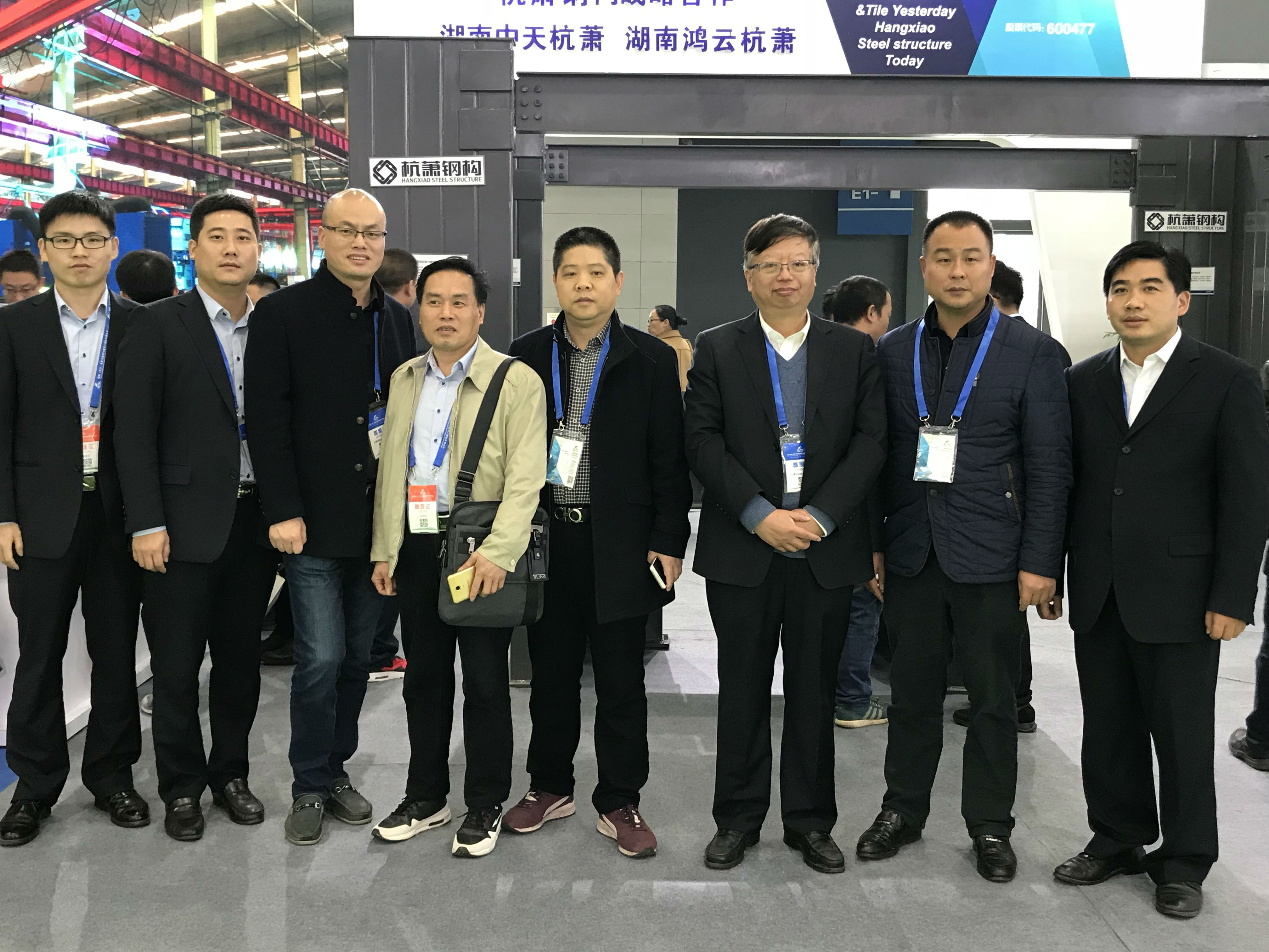 湖南杭萧加盟商和杭萧集团领导与我司工作人员在展会前留影